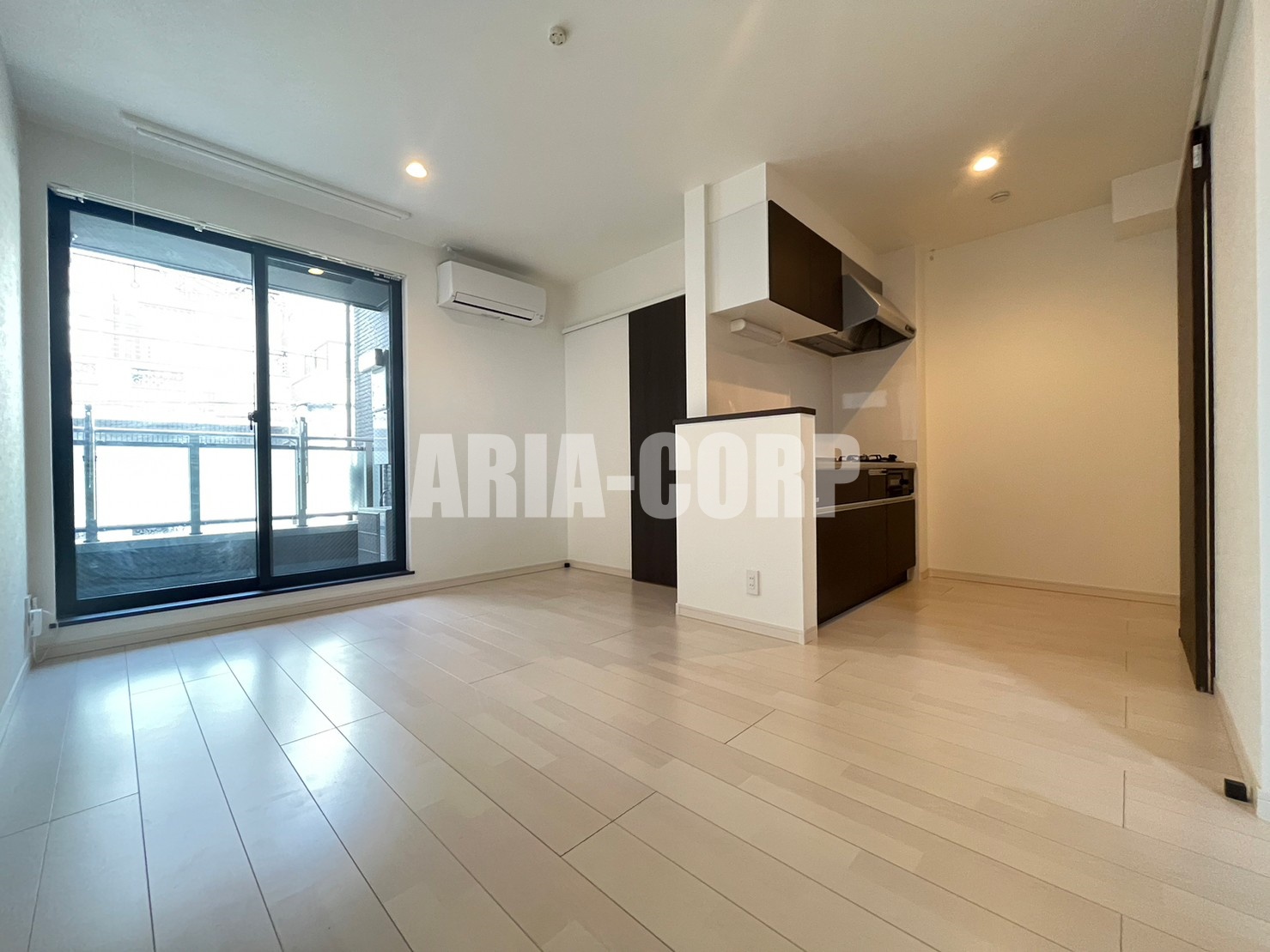 居室・リビング　2022年築◎超築浅♪モノトーン基調で落ち着いたお部屋です。