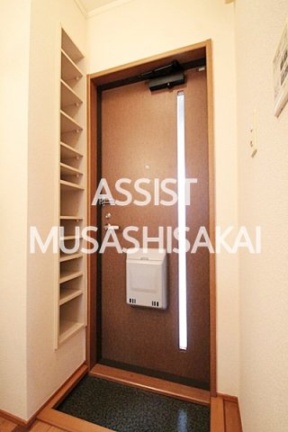 玄関　写真：設備同仕様の別物件です