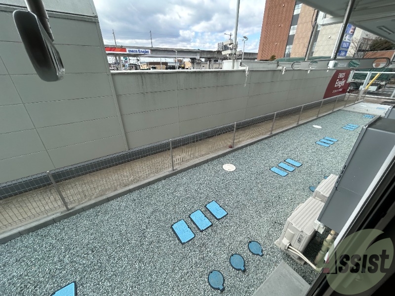 バルコニー　バルコニーは洗濯物を干すのに十分な広さがありますね。