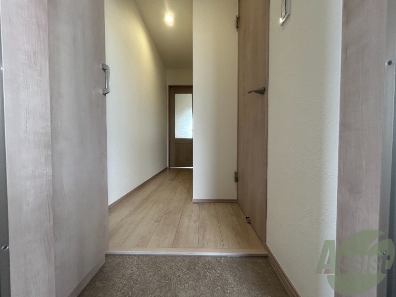 玄関　玄関から撮影しました。明るい印象ですね。