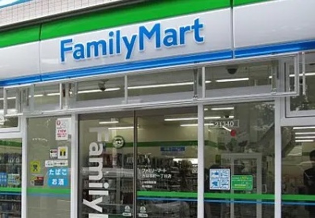 コンビニ　ファミリーマート日本橋人形町三丁目店（コンビニ）まで211m