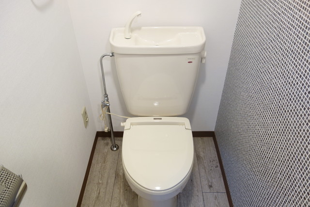 トイレ　トイレの床も壁１面も変えてみました♪