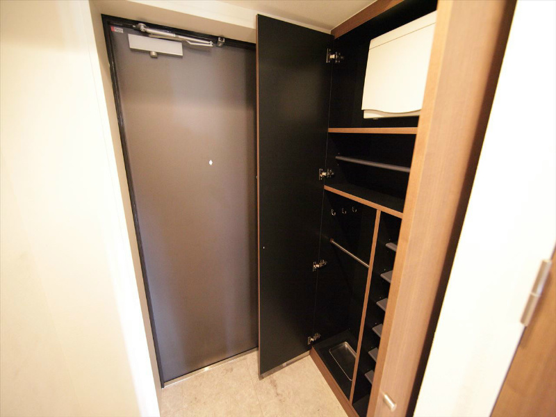 玄関　玄関　シューズボックス付（収納充実してます）