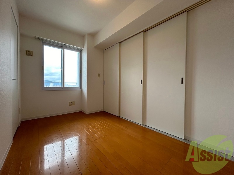 その他部屋・スペース　戸を閉めるとリビングと区切られた寝室にすることができますよ。