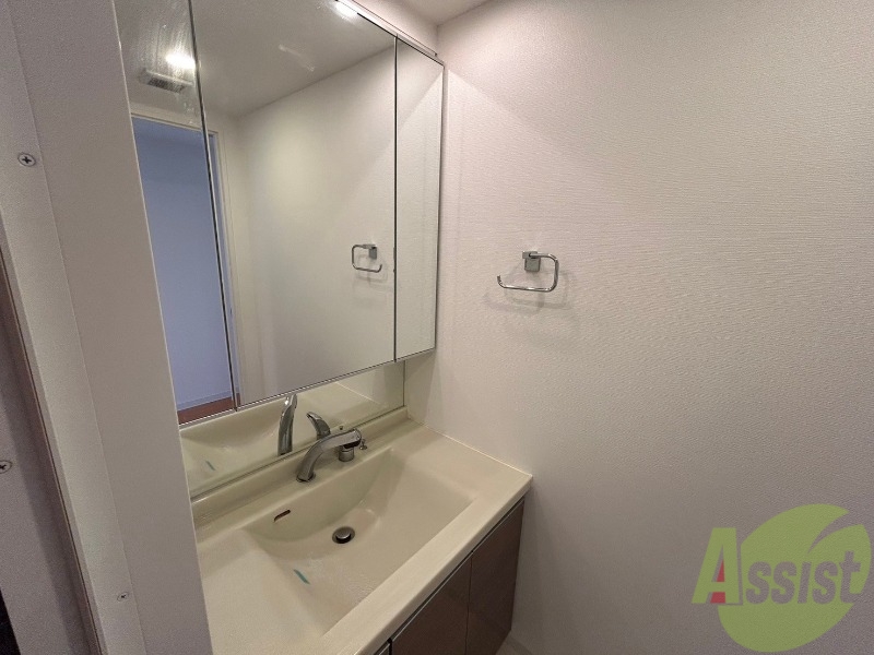 洗面設備　独立洗面台です。大きくてよいですね。シャンプーもできます。