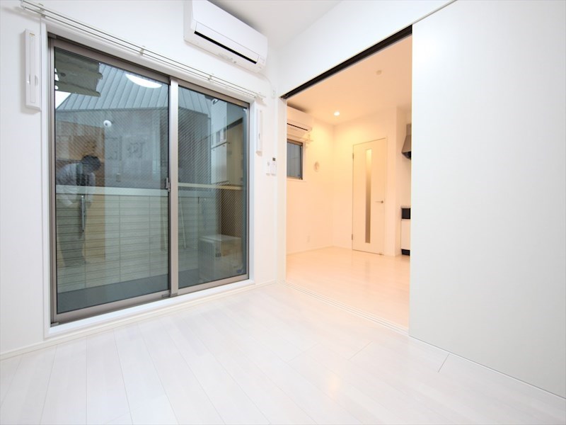 バルコニー　ＬＤＫ8.3帖　洋室4.6帖　エアコン2台付　バルコニー