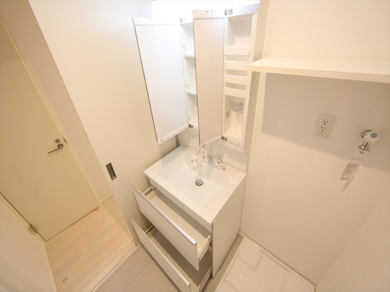 洗面設備　脱衣所　独立洗面台（シャンプードレッサー付）収納スペース有