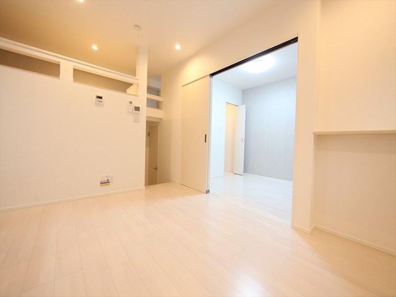 居室・リビング　ＬＤＫ8.3帖　洋室4.6帖　ロフト4.5帖　エアコン2台付