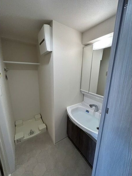 洗面設備　ゆったりとスペースのある洗面所