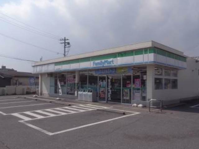 コンビニ　ファミリーマートウラベ大久保店（コンビニ）まで572m