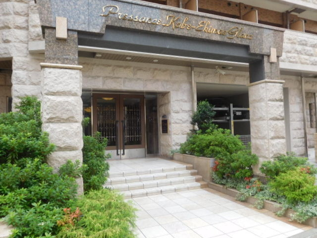 エントランス　高級感漂いますね。