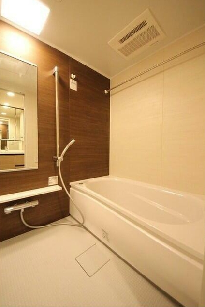 バス・シャワールーム　追い焚き機能、浴室乾燥機付きバス。