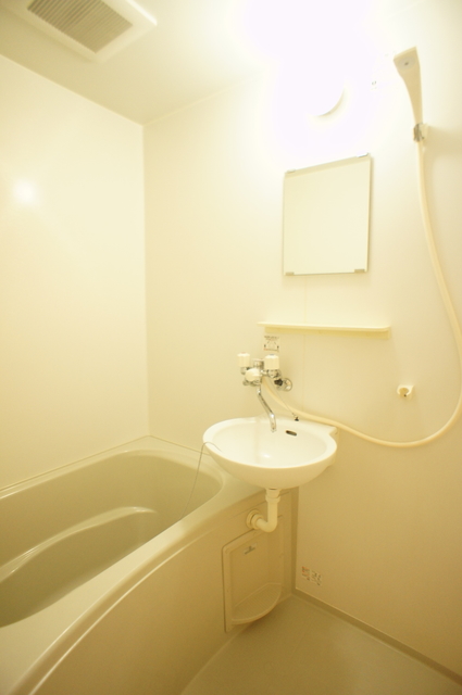 バス・シャワールーム　バストイレ別なのでゆったり癒しのバスタイムを満喫できます♪