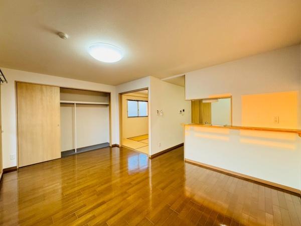 居室・リビング　同物件別室