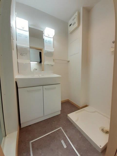 洗面設備　小物トレイが便利なの洗面化粧台♪