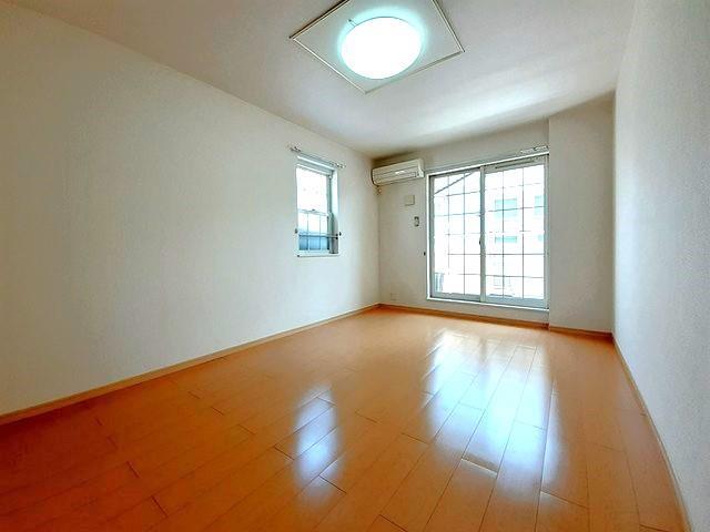 居室・リビング　二面採光で明るく風通しの良い洋室9帖♪