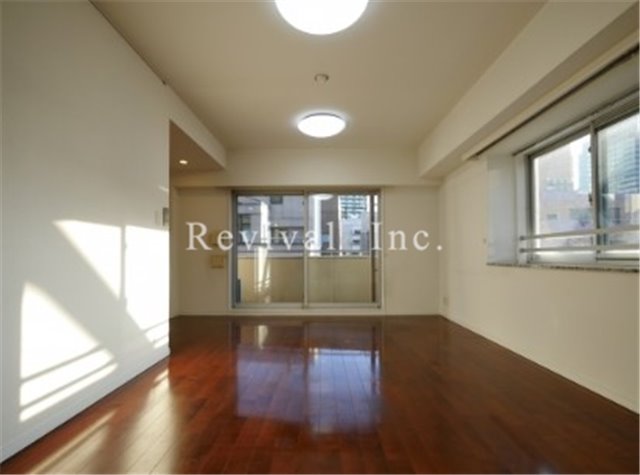 居室・リビング　広々した家具配置のしやすいリビングでございます