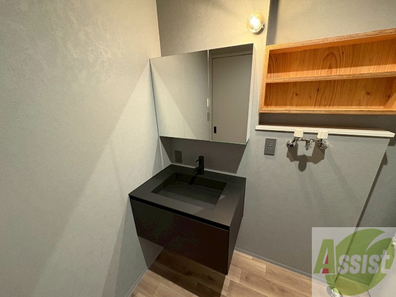 洗面設備　大きくて使いやすそうな独立洗面台になっています。