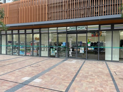 コンビニ　ファミリーマート「晴海フラッグ店（コンビニ）まで397m