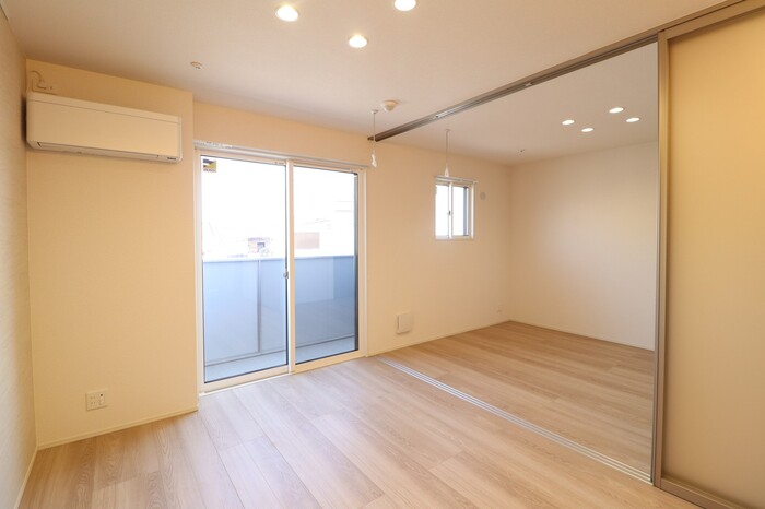 居室・リビング　南向きの明るいリビングです。