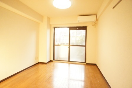 居室・リビング　清潔感も採光性もある明るい部屋です