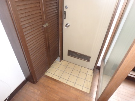 居室・リビング　左側がシューズボックスです。