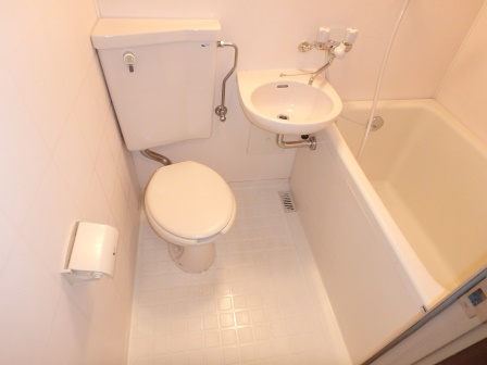 バス・シャワールーム　3点ユニットのバスルームです。