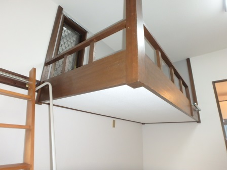 その他部屋・スペース　左側のはしごを使用して。ロフトにあがります。