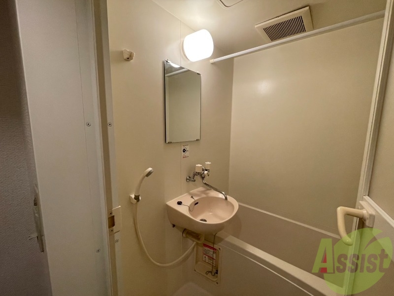 洗面設備　ユニットバス内の洗面台です。朝の身支度もスムーズです。