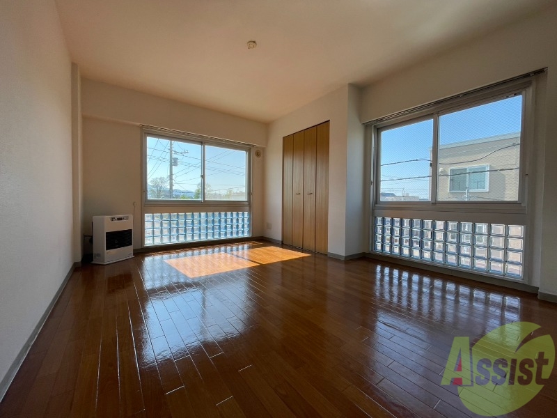 居室・リビング　日当たりが良くて心地よく過ごせそうなお部屋です。