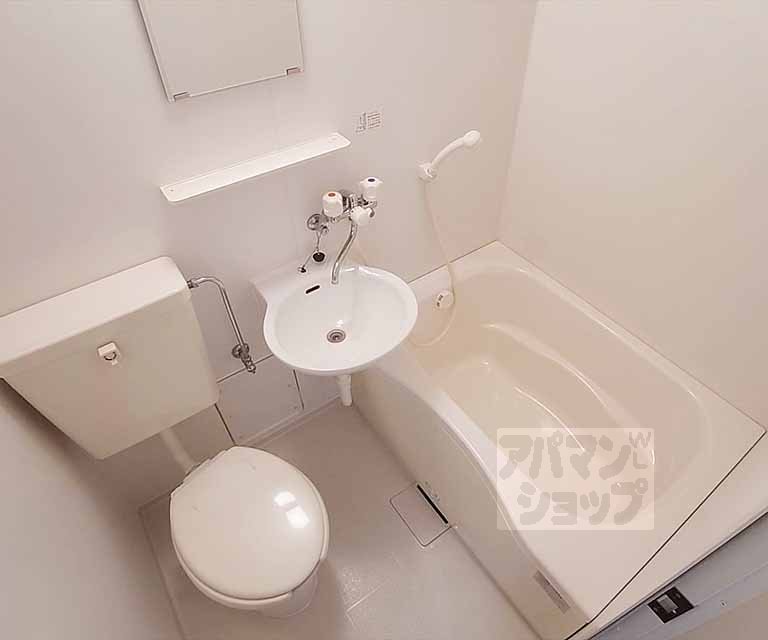 トイレ　３点ユニットバスです。