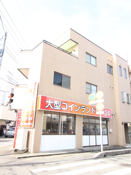 ショッピングセンター　コインランドリー（ショッピングセンター）まで300m