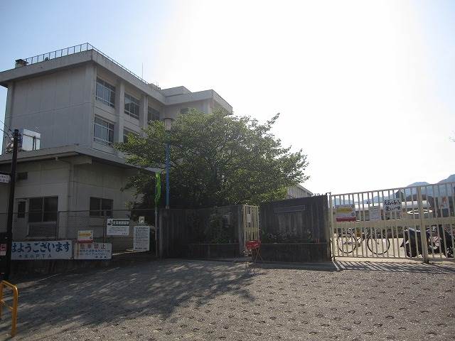 小学校　広島市立中筋小学校（小学校）まで820m