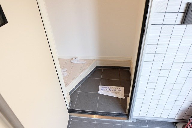玄関　写真は同建物の別部屋を参考に掲載しております。