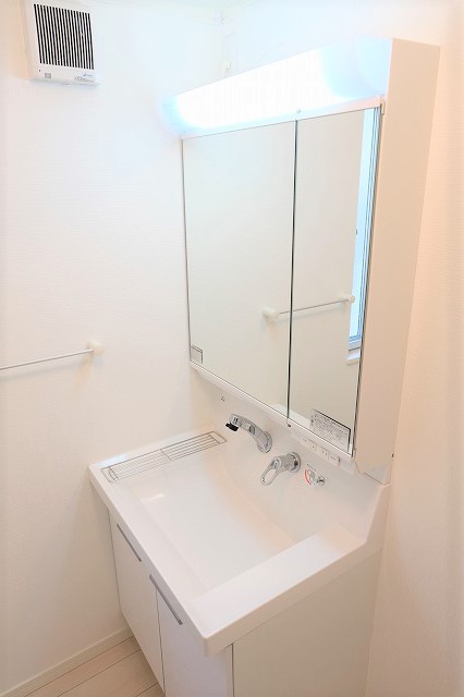 洗面設備　写真は同建物の別部屋を参考に掲載しております。