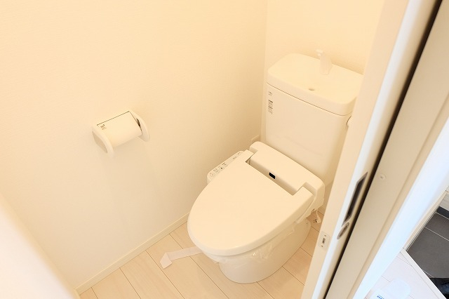 トイレ　写真は同建物の別部屋を参考に掲載しております。