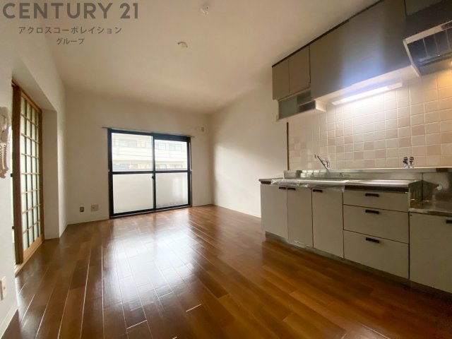 居室・リビング　壁付けキッチンでスペースを有効活用できます！