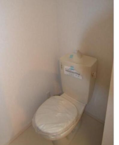 トイレ　落ち着いた色調のトイレです