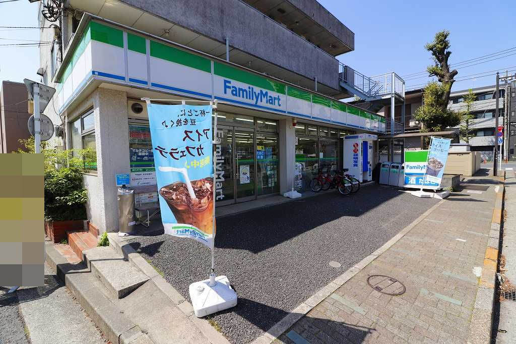 コンビニ　ファミリーマート（コンビニ）まで800m