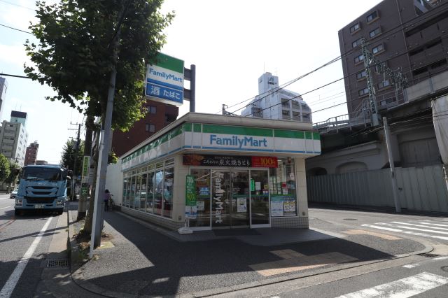 コンビニ　ファミリーマート（コンビニ）まで180m