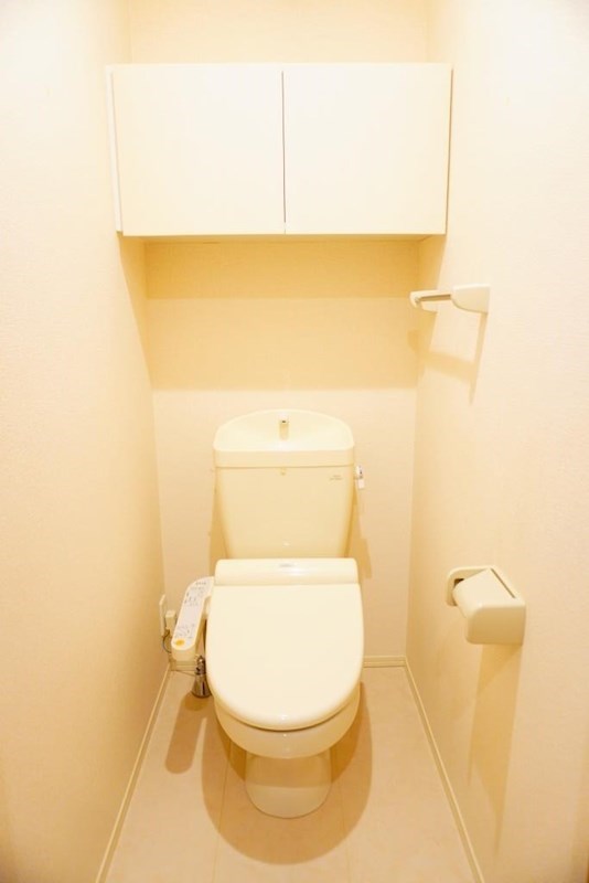 トイレ　トイレは快適な温水洗浄便座付き