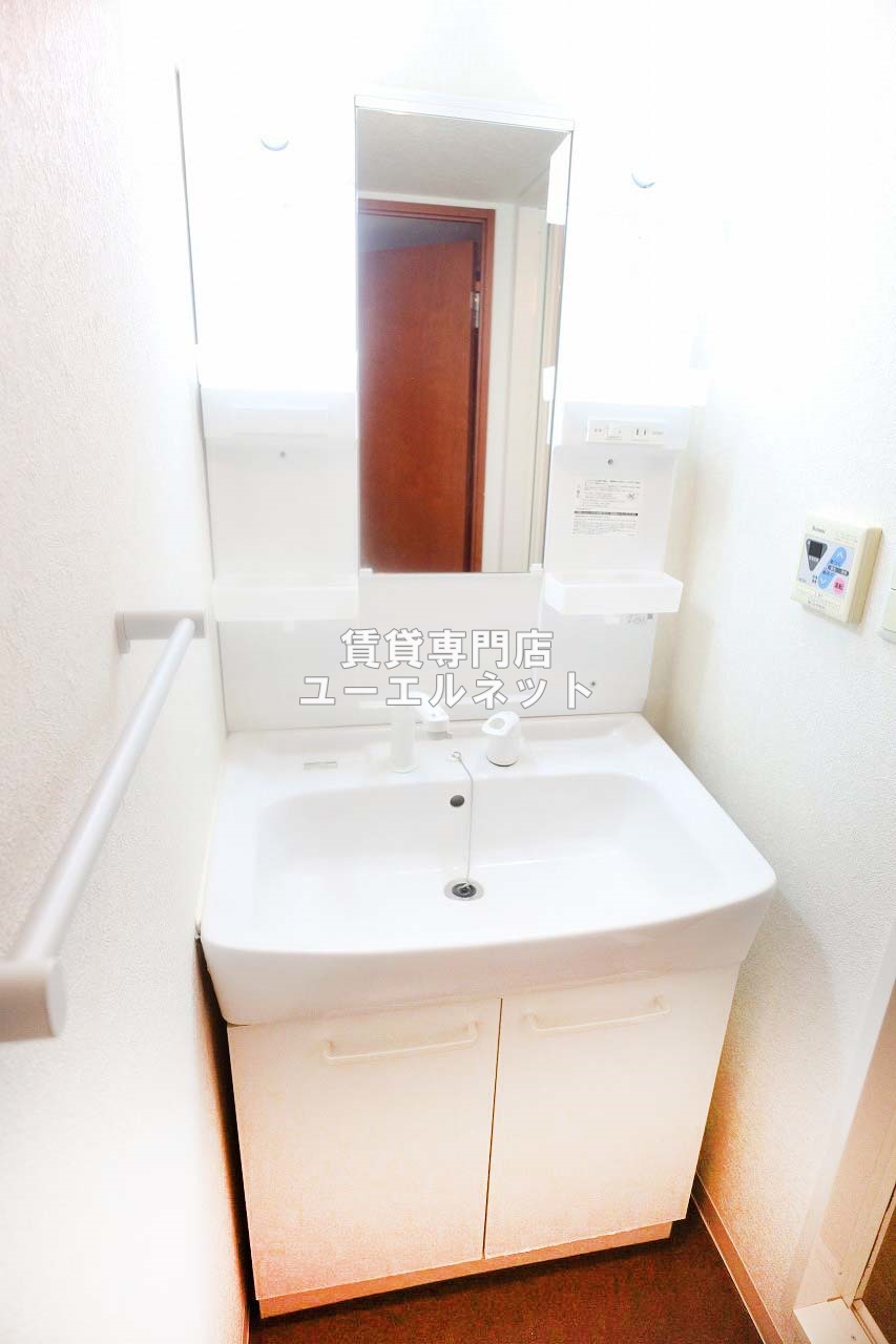 洗面設備　清潔感ある独立洗面台で毎日気持ちよく♪