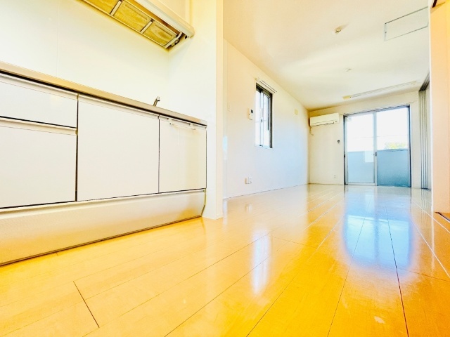 居室・リビング　同一建物内２０１号室内装写真転載