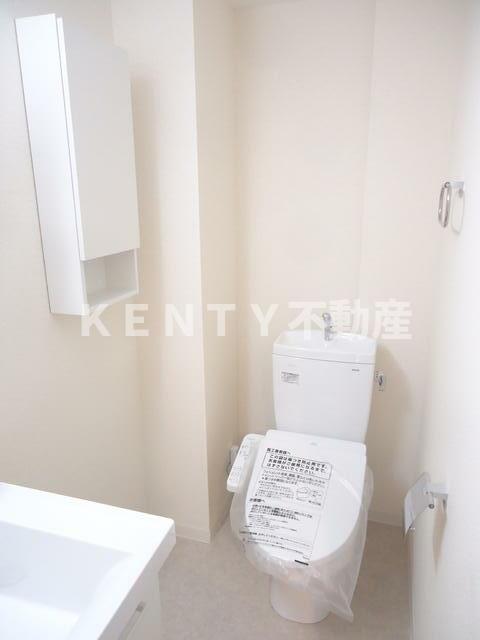 トイレ　落ち着いた色調のトイレです