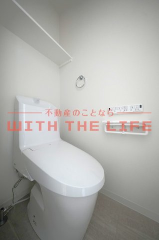 トイレ　落ち着いた色調のトイレです