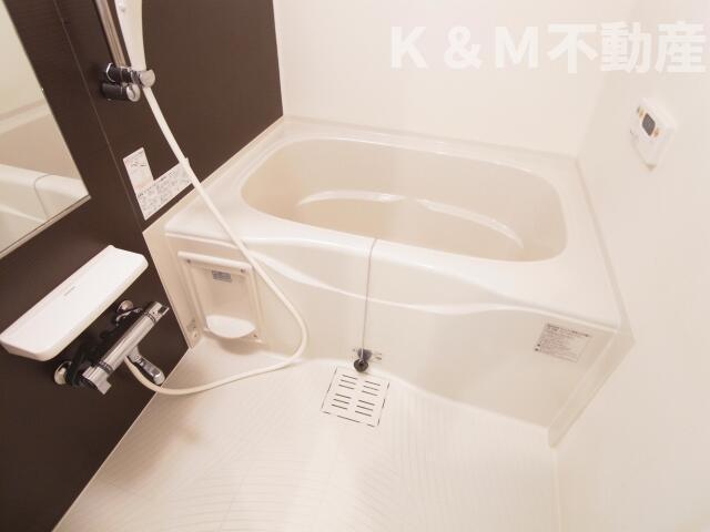 バス・シャワールーム　コンパクトで使いやすいお風呂です