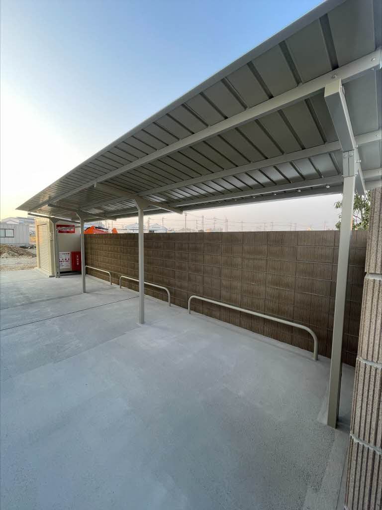 建物外観　★屋根付きのサイクルポートです。