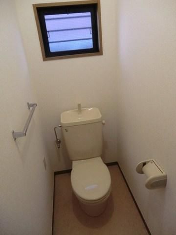 トイレ　ウォシュレット設置可・換気窓付き