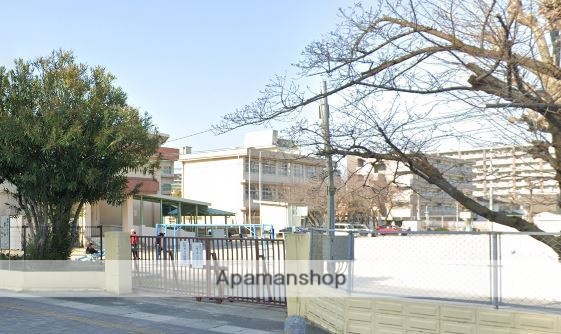 小学校　福岡市立小学校吉塚小学校（小学校）まで532m