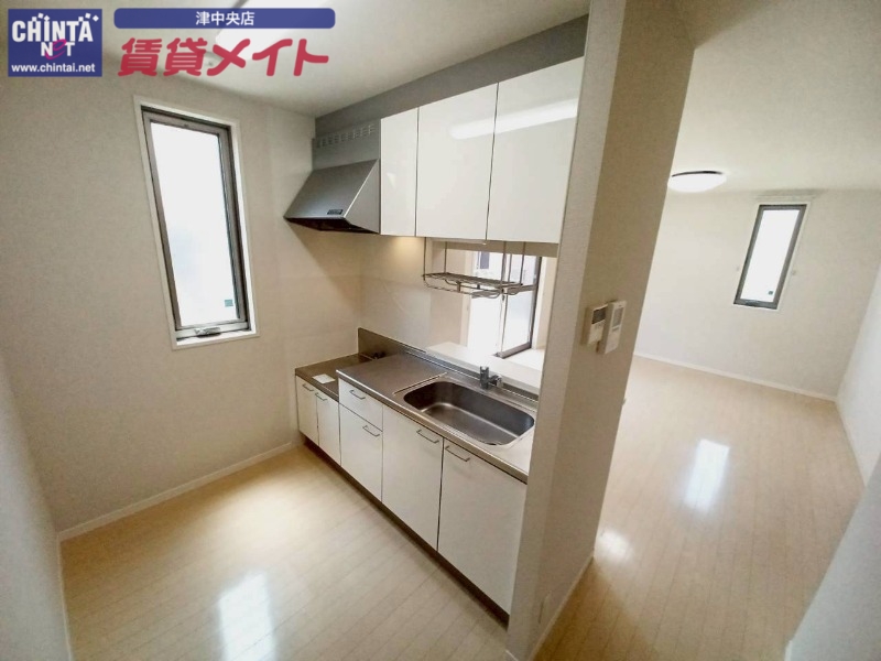 キッチン　別部屋反転参考写真です